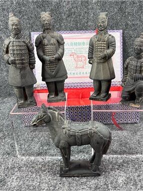 Vintage 5 Pieces Chinese Terracotta Qin Dynasty Mini Set of Soldiers & Horse